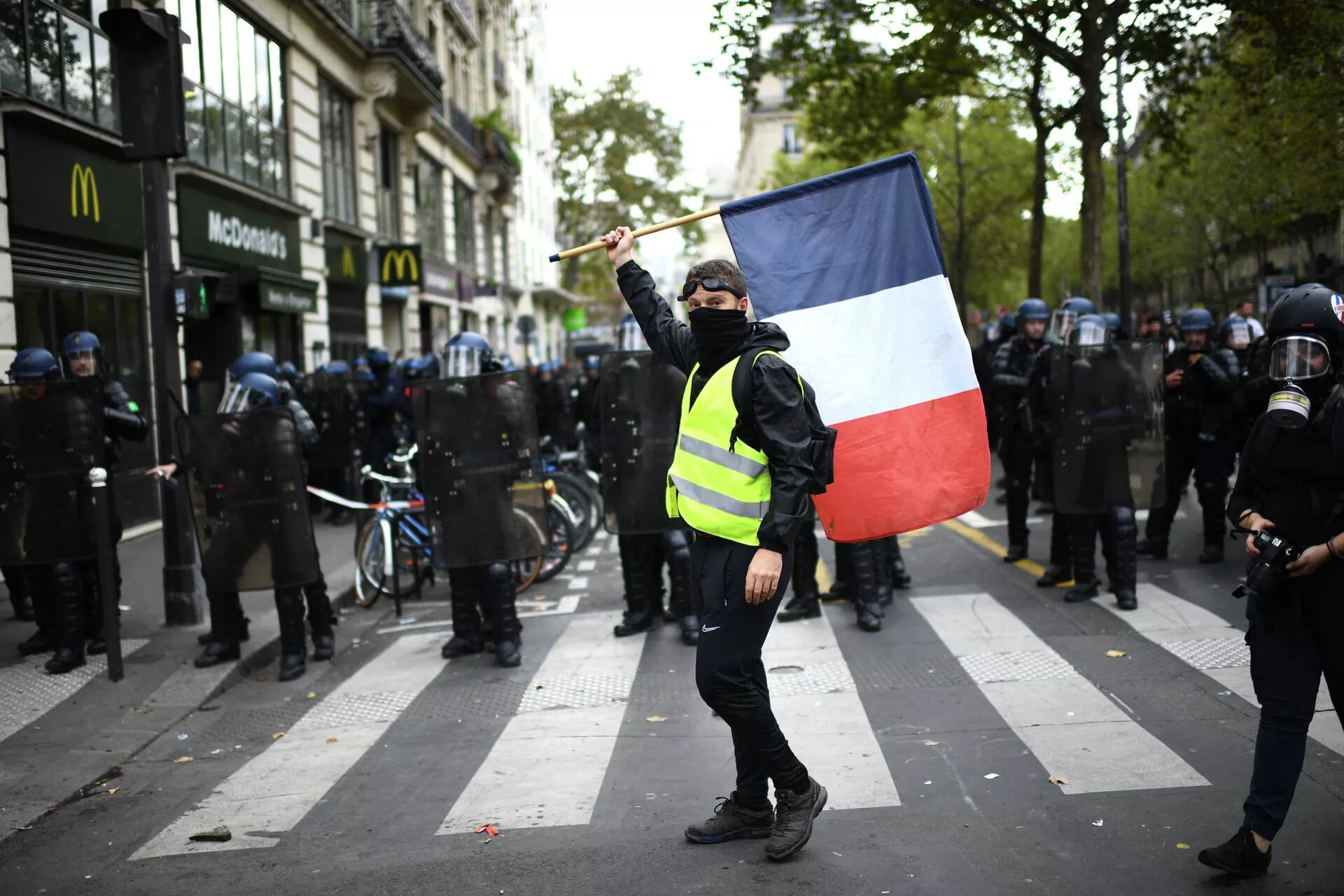 Klikni za povećanje Demonstranti i policija na protestu u Parizu