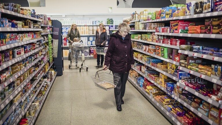 Klikni za povećanje woman shopping, grocery store
