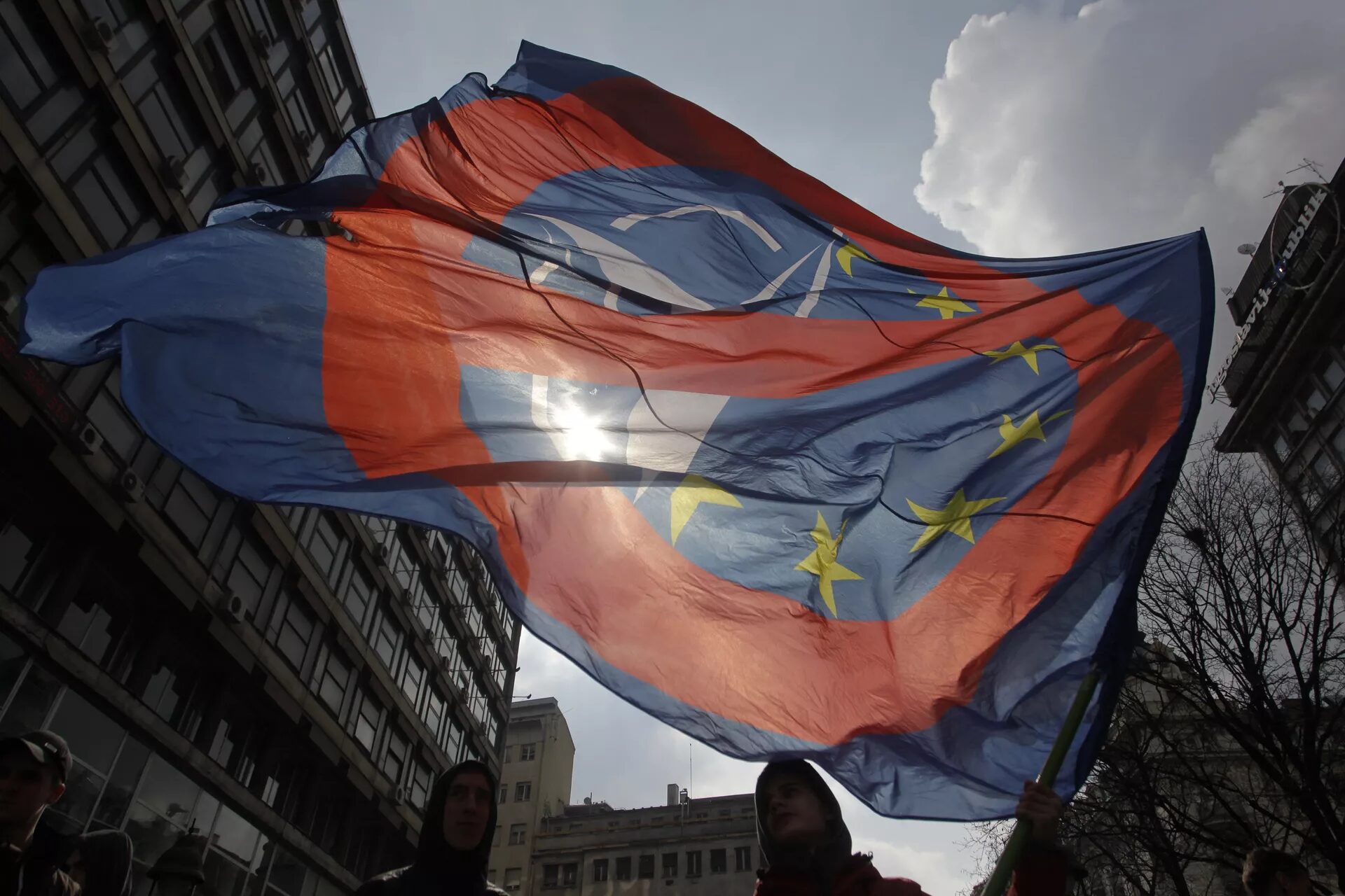 Klikni za povećanje Anti NATO i EU