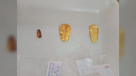 Tri zlatna jezika mumije muškarca, žene i djeteta iz starog Egipta.