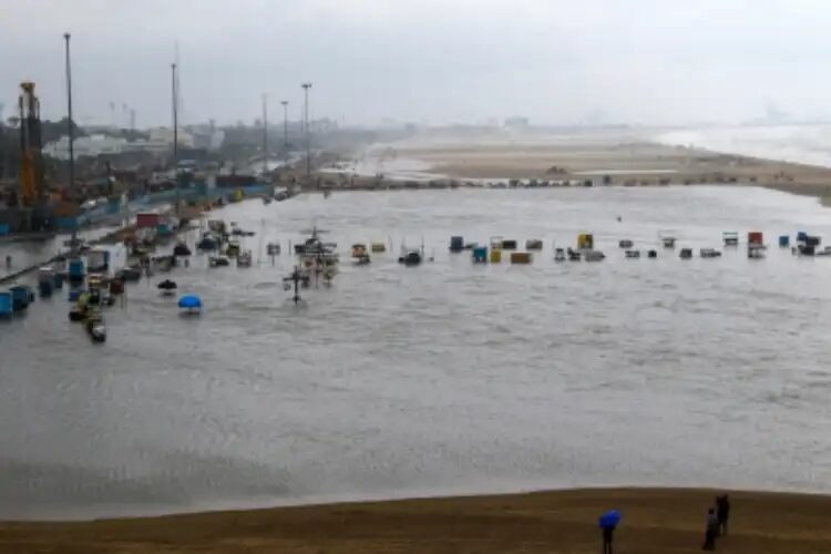 Cyclone Mendous hitting the Tamil Nadu coast