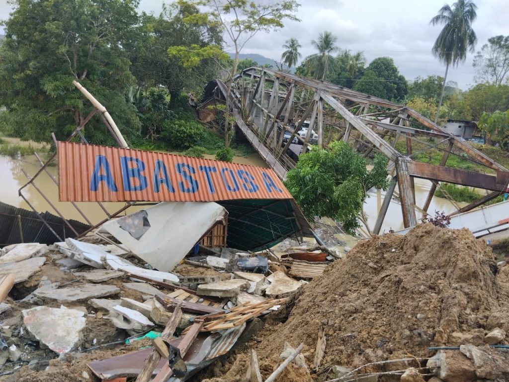 A landslide destroyed a bridge in Onia,