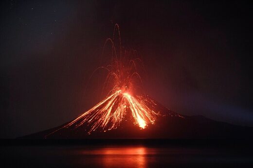 Indonezijski vulkan Anak Krakatoa eruptirao, izbacio ogroman stup pepela
