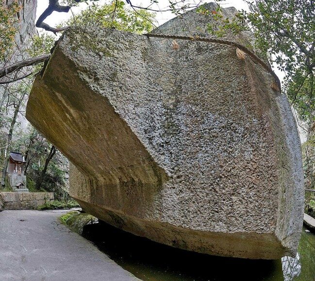 Masivni megalit nazvan “Ishi-No-Hoden”