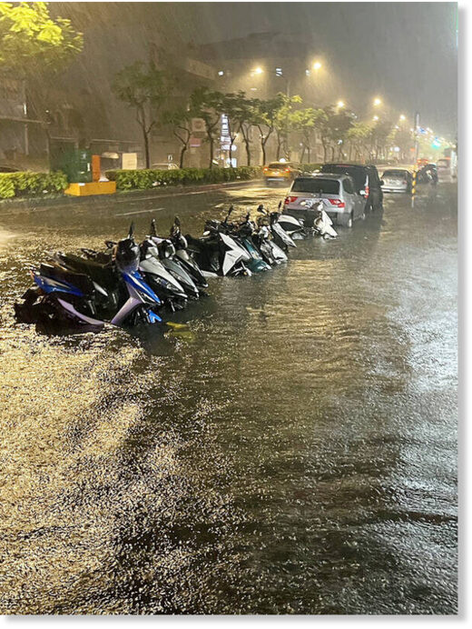 Klikni za povećanje Motorcycles partly submerged in floodwaters are pictured on Nanshan Road in Taoyuan’s Lujhu District on Monday.