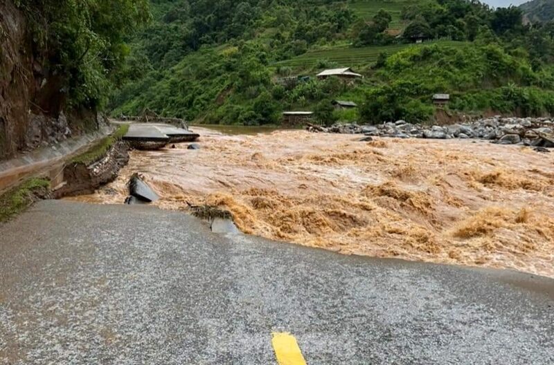 Floods have blocked many sections of Highway 32, which passes through Mu Cang Chai district.