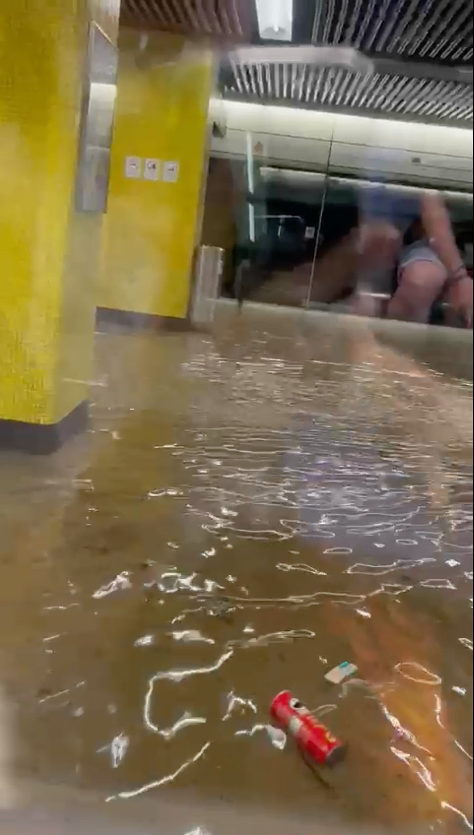 A flooded platform in Wong Tai Sin MTR station.