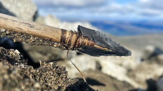 Iznimna, 3.000 godina stara strijela s glavom od kvarcita izvađena iz otopljenog leda s norveških planina