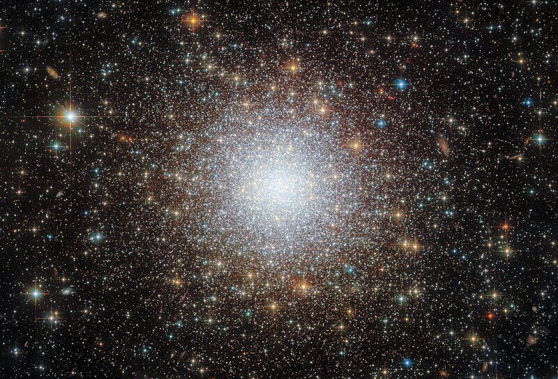 NGC 2210 snimljen svemirskim teleskopom Hubble