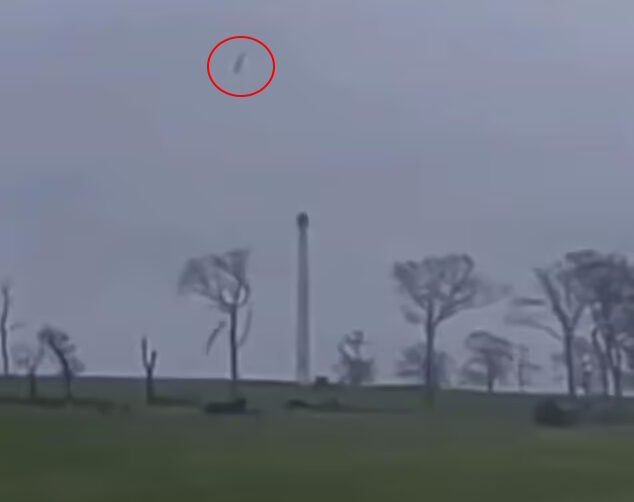 storm gerritt destroy wind turbine england
