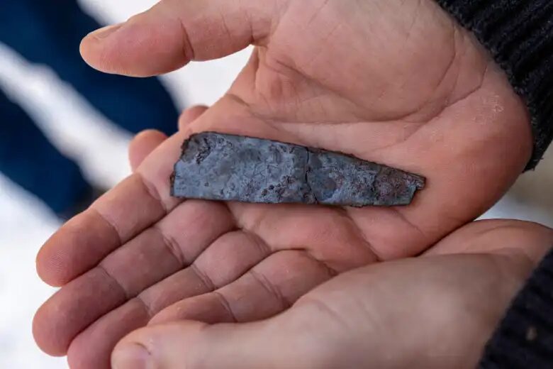 Arheolog Jakob Bonde drži oštricu noža