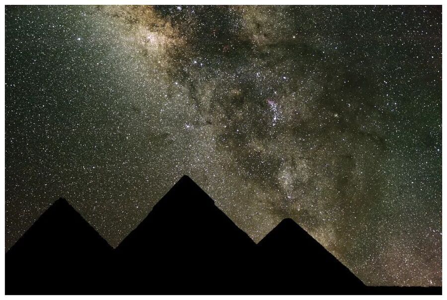 Mliječni put iznad piramida u Egiptu