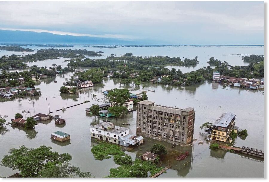 Klikni za povećanje An aerial view shows flooded area in Companiganj of Sylhet district.
