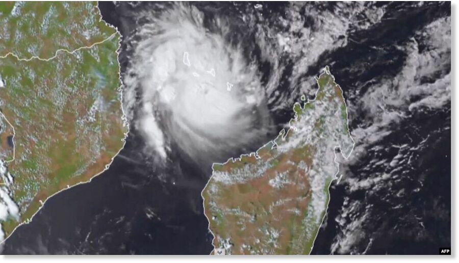 Klikni za povećanje This image taken and released on Dec. 14, 2024, by the Cooperative Institute for Research in the Atmosphere at Colorado State University shows Tropical Cyclone Chido over Mayotte, center, west of Madagascar and east of Mozambique.