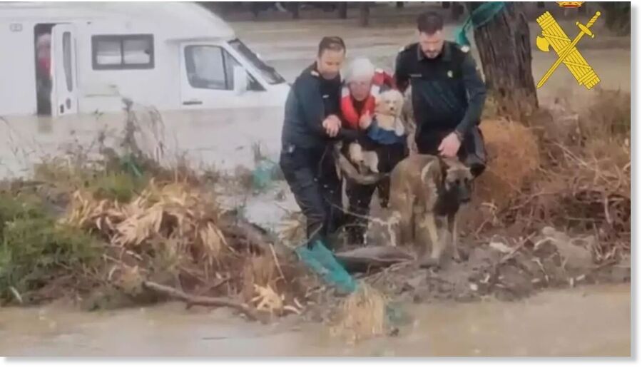 Klikni za povećanje an elderly couple had to be rescued from their caravan amid flash floods in southern Spain.
