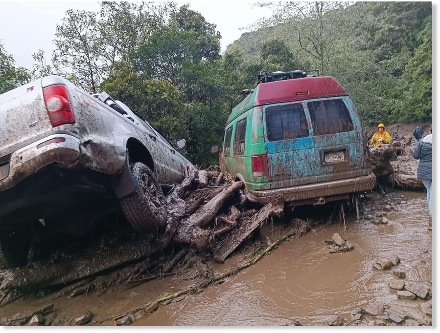 Klikni za povećanje An avalanche caused by heavy rains affected the road that connects Pasto with the town of El Encano, in the sector known as La Vaca Lola.