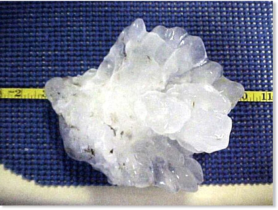 Klikni za povećanje Large hailstone from Arrora, Nebraska.