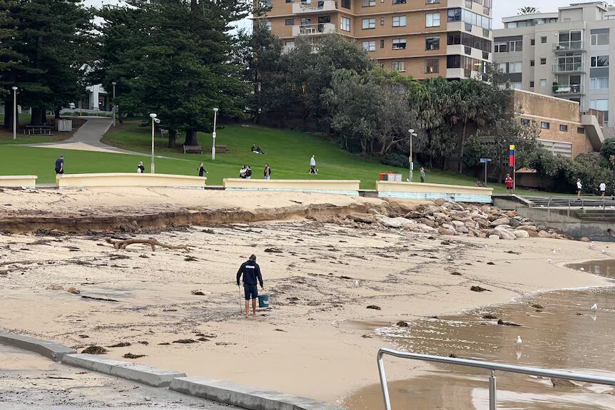 Plaža s krhotinama i erozijom