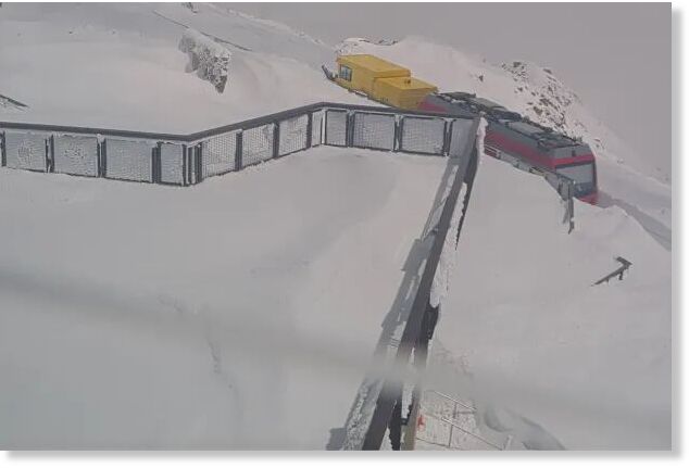 Pikes Peak webcam on May 8, 2025.