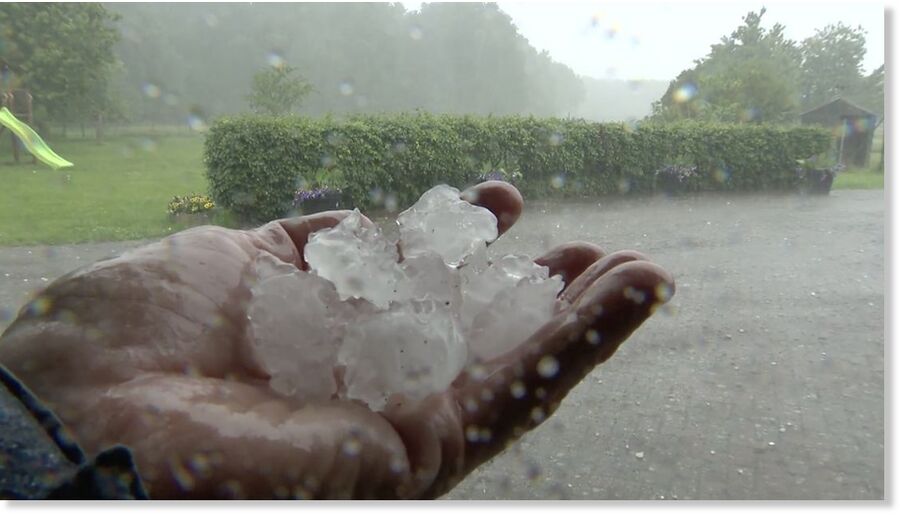 Large hailstones and heavy rain in Beesel