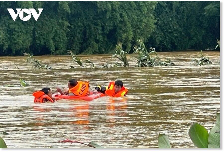 Torrential rain cause rising floodwaters in Lai Chau province, hampering rescue work in isolated Giang village
