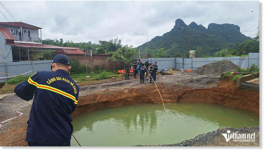 Klikni za povećanje Immediately after the suspected motorcycle fall into the sinkhole, Bac Kan authorities launched a search effort.