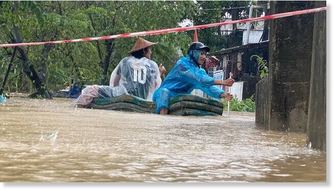 Klikni za povećanje Many parts of Hue City are flooded.