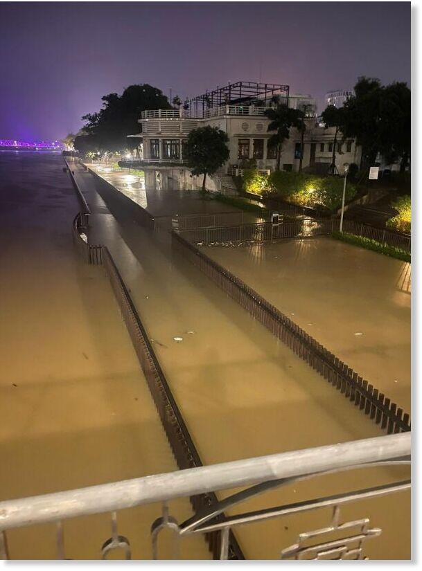Klikni za povećanje A pedestrian bridge along the Huong River is flooded.