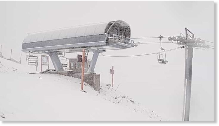 Klikni za povećanje Rare summer snow for Banff Sunshine Village.
