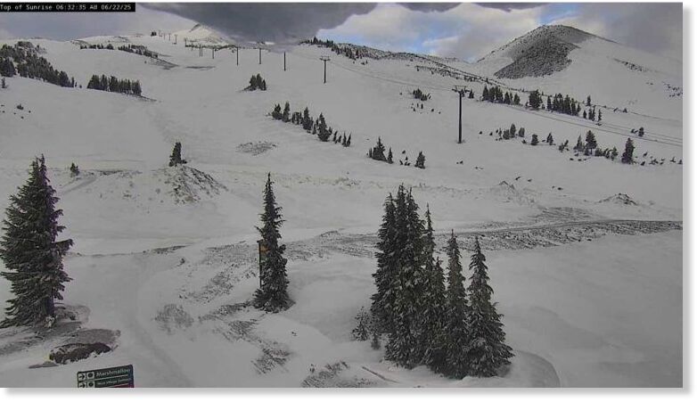 Klikni za povećanje Rare summer snow for Mount Bachelor.