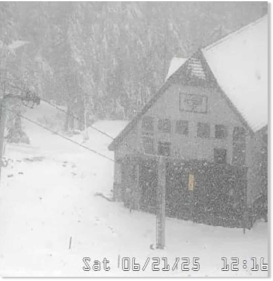 Klikni za povećanje Dumping at Timberline Lodge, OR.