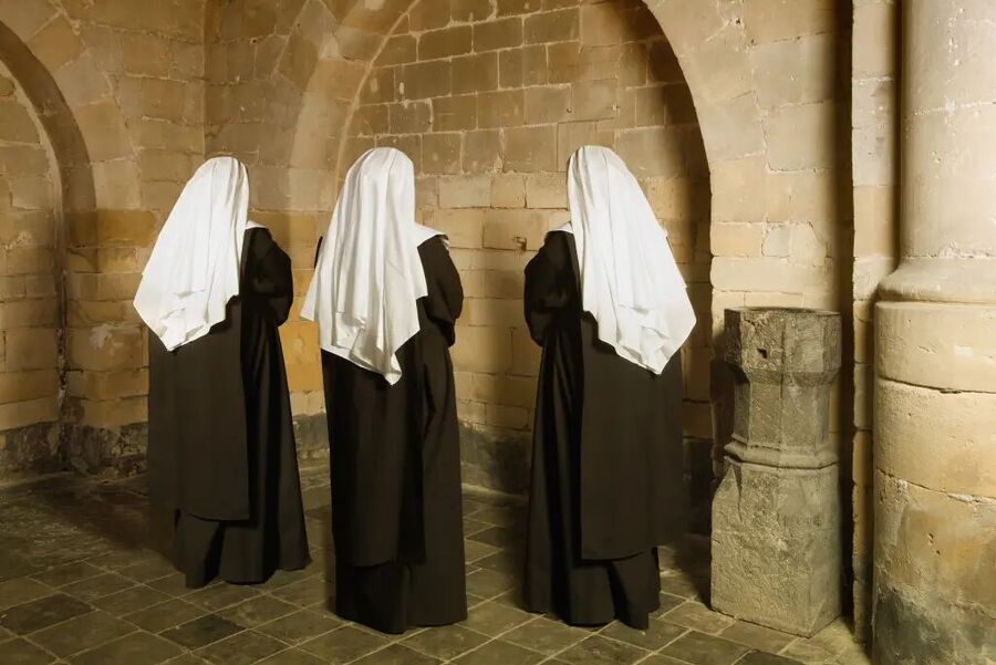 Klikni za povećanje nuns convent gen z vacation