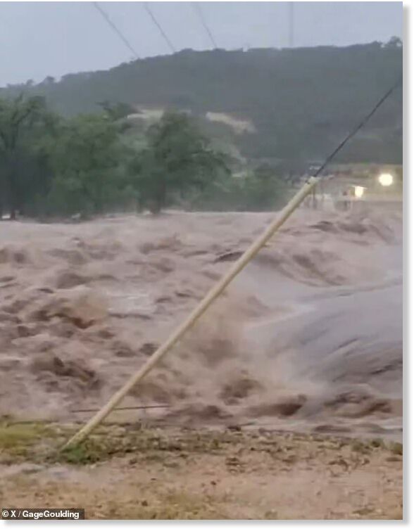 Klikni za povećanje Pictured: The flooded Guadalupe River in central Texas this morning