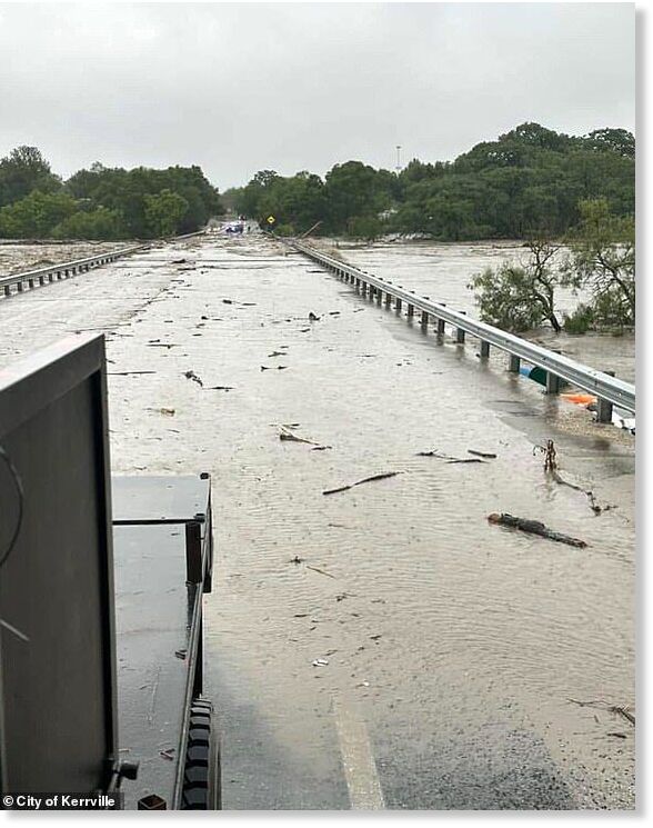 Klikni za povećanje Road closures have been reported across Kerrville, where the local streets are flooded and low water crossings now completely impassable