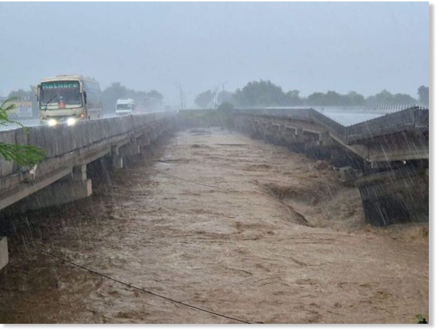 Flooded residential areas in Jammu after record-breaking 190.4 mm rainfall, the heaviest August downpour in 99 years.