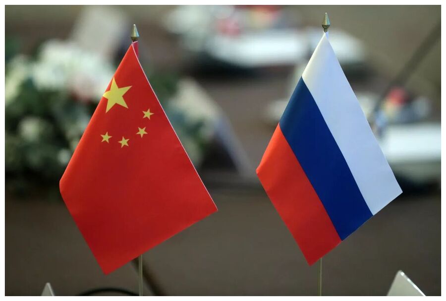 Klikni za povećanje Russian and Chinese flags.