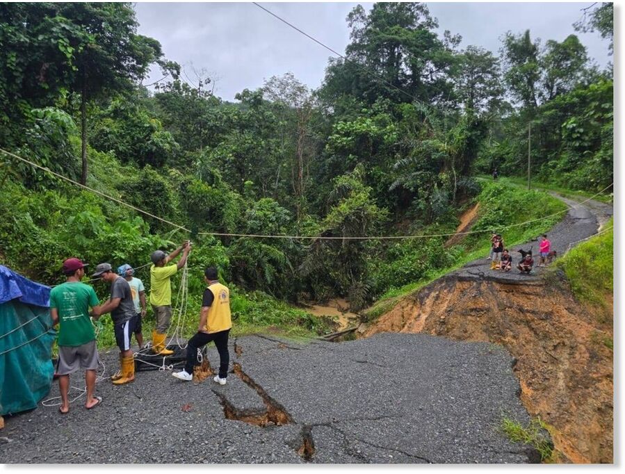 Klikni za povećanje Volunteers deliver food and water to stranded Penampang residents after landslides and heavy rain cut off roads.