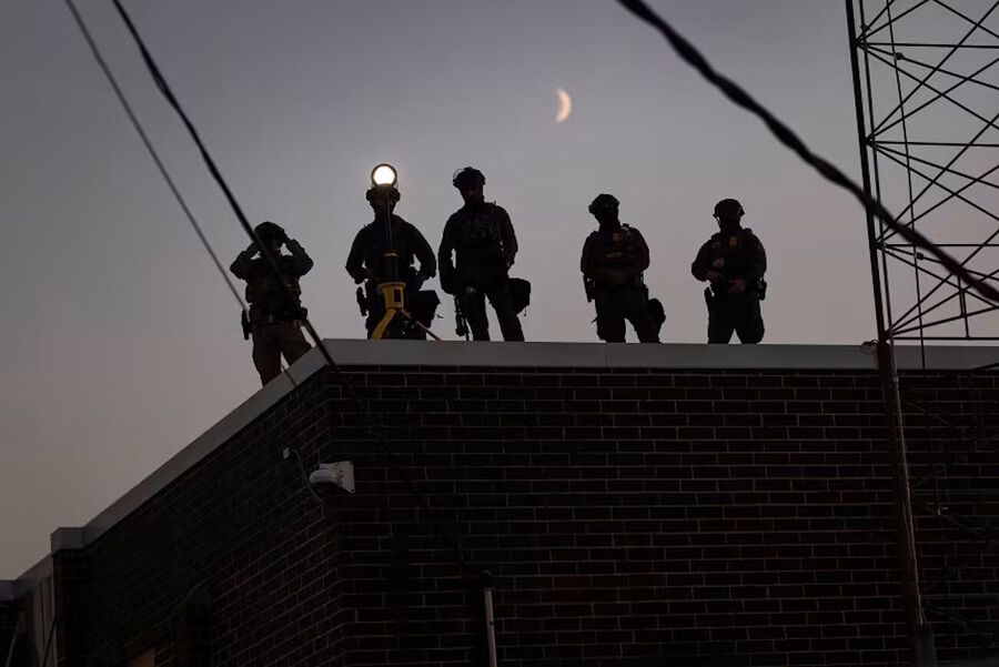 Klikni za povećanje national guard rooftop immigration center chicago