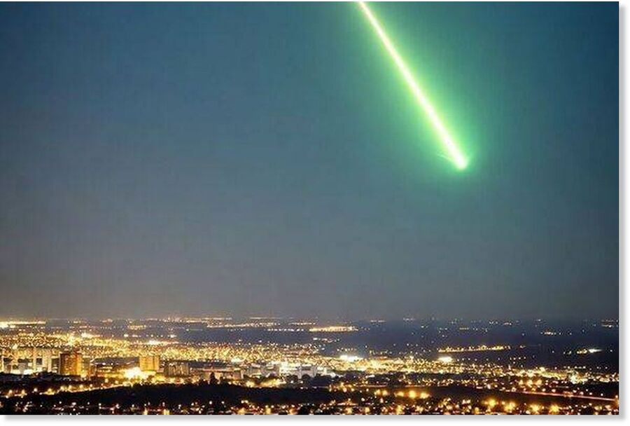 A green sporadic meteor SE whilst crossing the Clifton Boulevard bridge in Nottingham