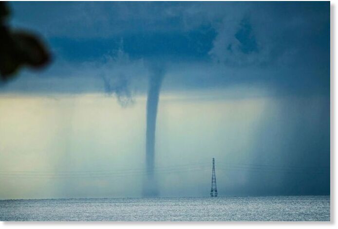 Klikni za povećanje The waterspout appears near the Bai Vong Port in Phu Quoc, Oct. 10, 2025.