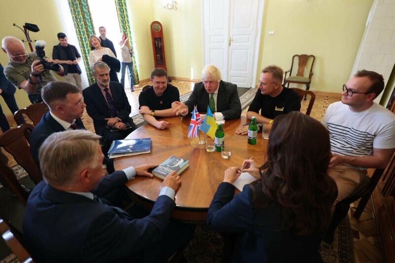 Klikni za povećanje round table boris and guys