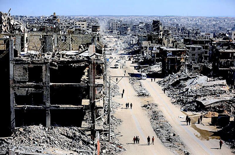 Klikni za povećanje Palestinians walk Gaza destruction