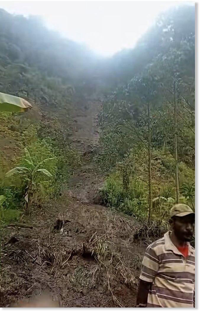 Klikni za povećanje The aftermath of the 25 October 2025 landslide at Kukas in PNG. The aftermath of the 25 October 2025 landslide at Kukas in PNG. Still from a video posted to Facebook by Ben Mcpitu.