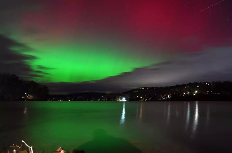 Klikni za povećanje The aurora brightens the sky over Putnam Lake in Patterson, N.Y., on Tuesday.