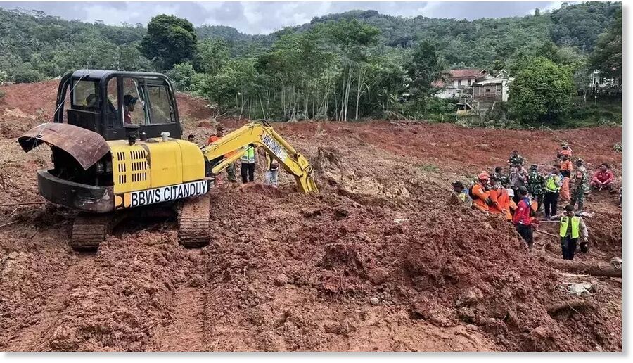 Klikni za povećanje An excavator digs through the soil in a search effort for landslide victims in Cibeunying Village, Cilacap Regency, Central Java, Friday, Nov. 14, 2025.