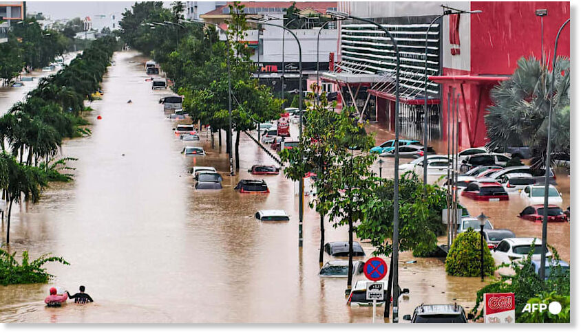 Klikni za povećanje People wade through floodwaters near inundated vehicles in Nha Trang on November 20, 2025 [