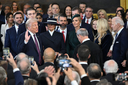 Klikni za povećanje trump inauguration swearing oath