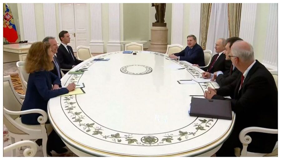 Klikni za povećanje Meet at the Kremlin