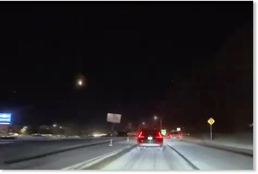 Klikni za povećanje Dash camera footage captured a fireball beaming in the sky on Saturday.