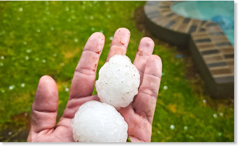 Residents from Dennesig, Mineralia and Aerorand shared photo's of the severe hailstorm, this afternoon in Middelburg.